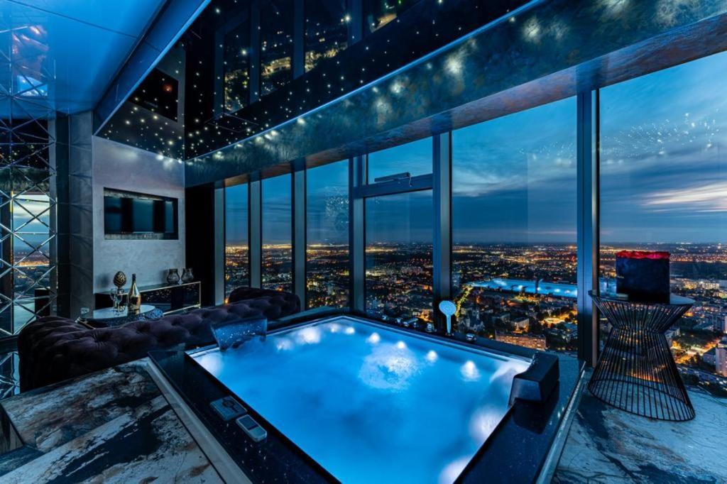 Apartamenty Sky Tower Z Jakuzzi Przy Oknie Вроцлав Экстерьер фото