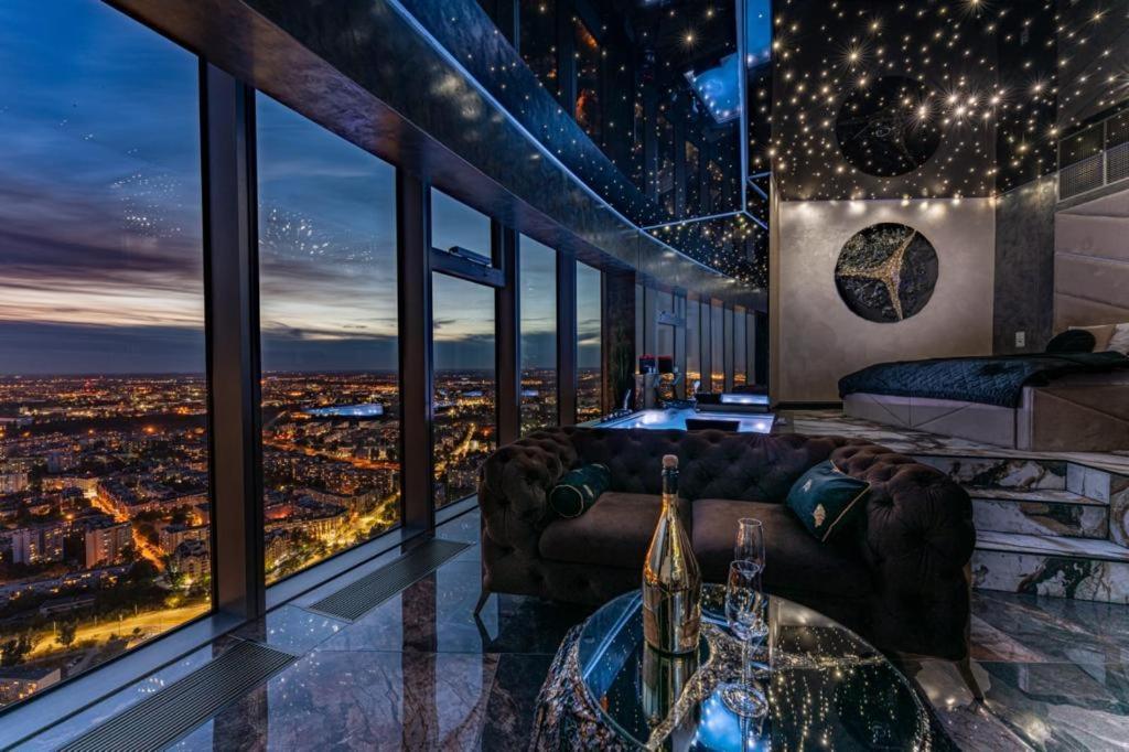 Apartamenty Sky Tower Z Jakuzzi Przy Oknie Вроцлав Экстерьер фото