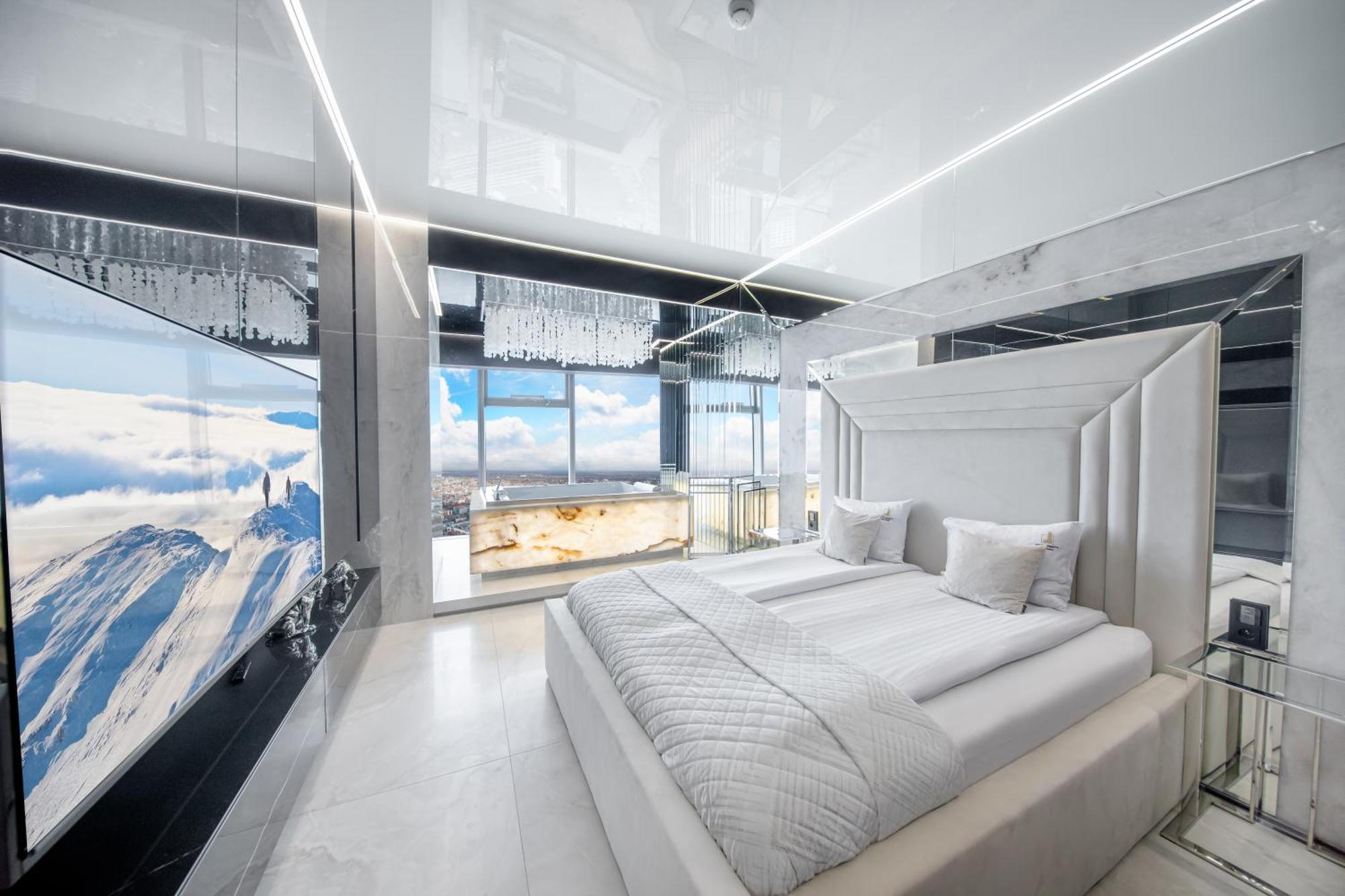 Apartamenty Sky Tower Z Jakuzzi Przy Oknie Вроцлав Экстерьер фото